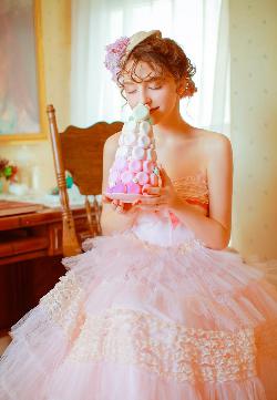 年轻的女孩在办公室推荐香水